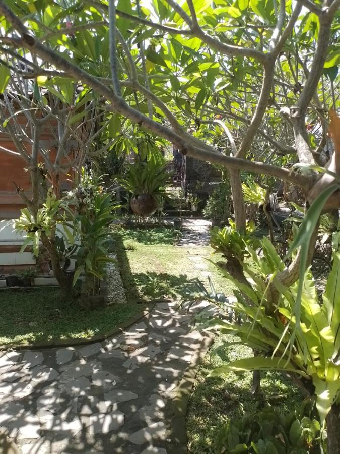 Serongga Guest House Lebih Exterior photo