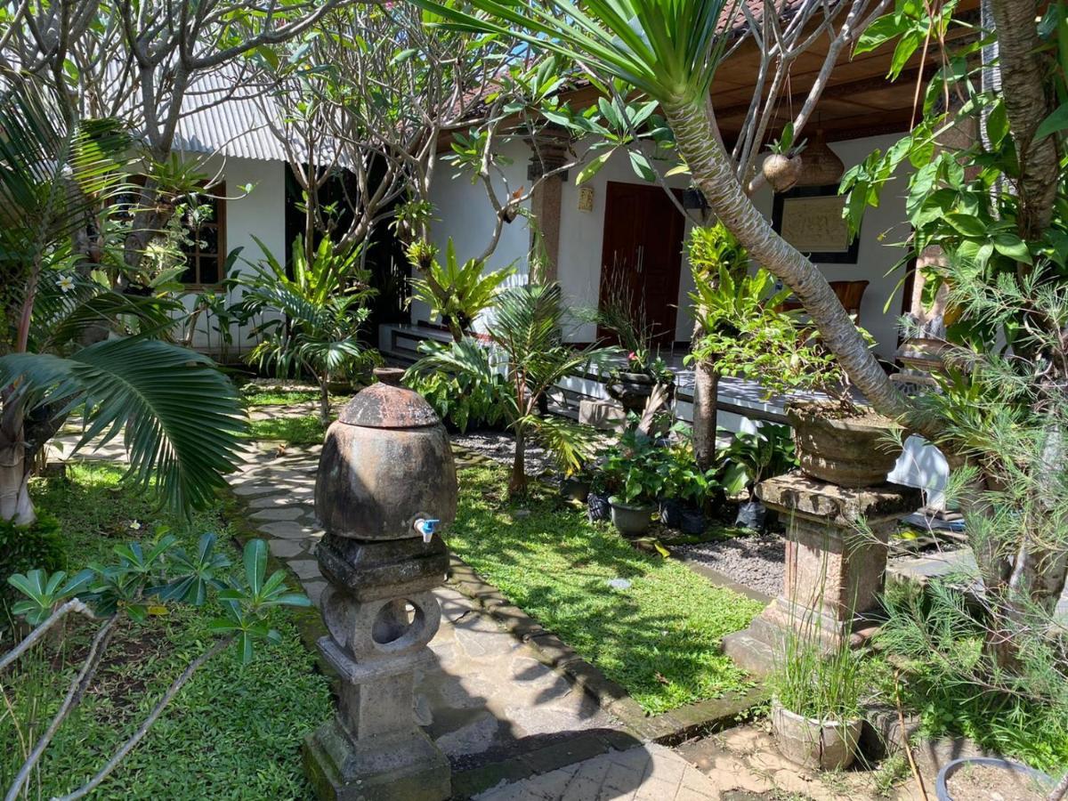 Serongga Guest House Lebih Exterior photo